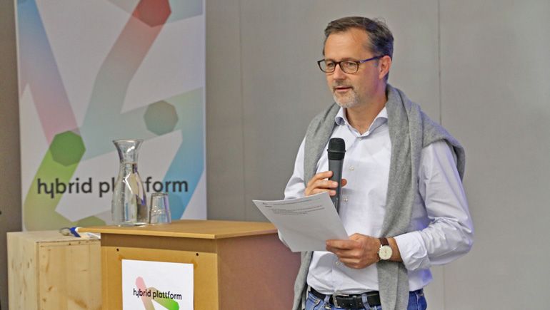 Prof. Dr. Stefan Weinzierl welcomes the guests