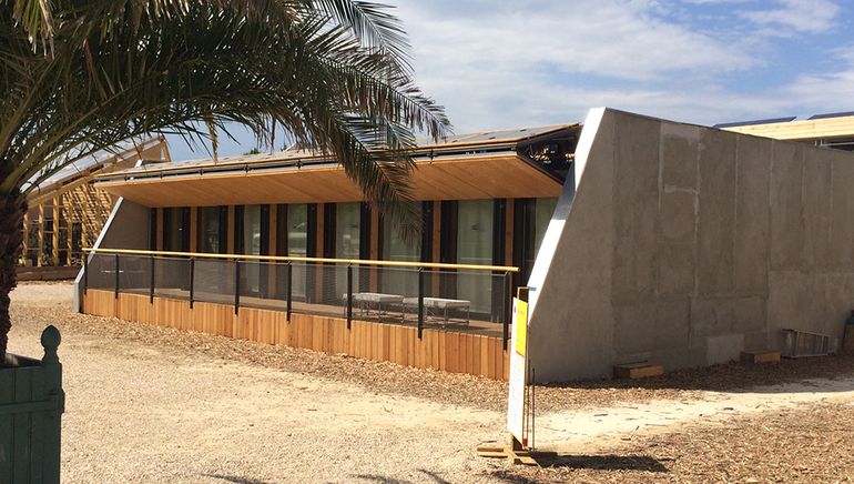 Abbildung 1.1: Gebautes Roofop-Gebäude auf dem Wettbewerbsgelände in Versailles (Quelle: Team Rooftop und UdK Berlin)