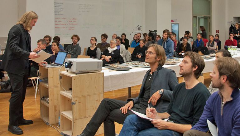 The audience is curious about the talk of Martin Müller (HU Berlin)