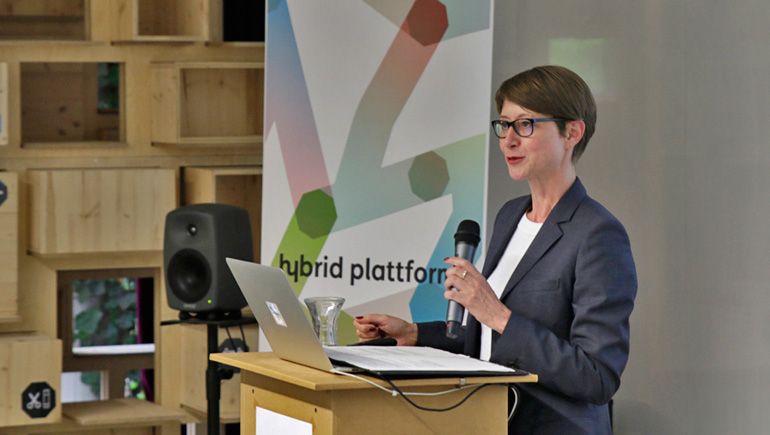 Prof. Dr.-Ing. Christine Ahrend holding the first welcoming speech...