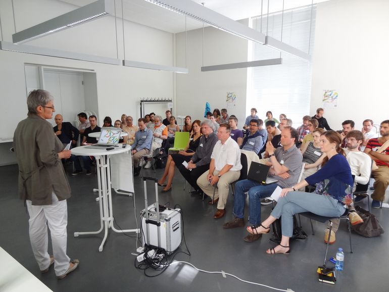 Begrüßung der Gäste des Hybrid Talks durch Barbara Start (Projektleiterin der Hybrid Plattform)