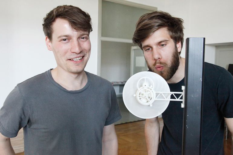 Simon Degg & Andreas Picker mit ihrem Projekt "local time" aus der Reihe "sowing machines"